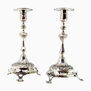 Bougeoirs en Argent avec Reliefs, Poteaux Tournés avec Gravures et Pieds Découpes, Set de 2