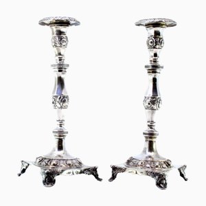 Silberne Kerzenständer mit gedrechselten Stielen, geprägten Blumenmotiven und geprägten Füßen, 2er Set