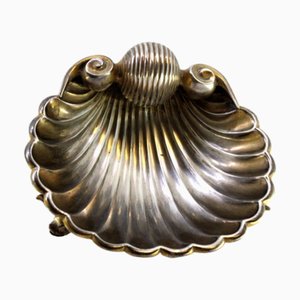 Ciotola in argento a forma di conchiglia con piedi a forma di delfino