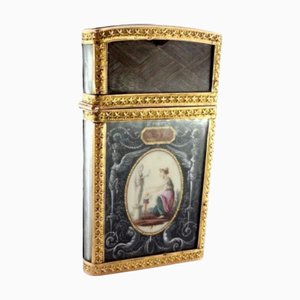 Boîte à ustensiles en or avec peinture de moments religieux sur ivoire, couvercle à charnière décoré de cheveux humains et intérieur avec ustensiles d'écriture et d'hygiène