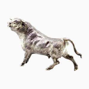 Scultura di toro in argento con rilievi e applicazioni