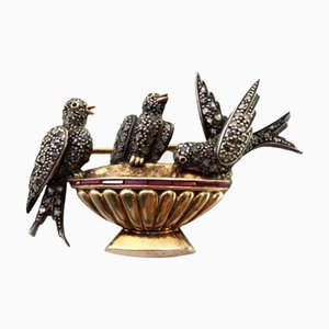 Gold- und Silberbrosche mit Vögeln am Wassertrog, Diamantsplittern und kalibrierten Rubinen