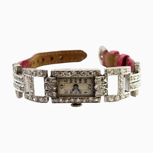 Uhr aus Platin mit gegliedertem Armband und Diamanten im Brillantschliff mit rosa Lederarmband