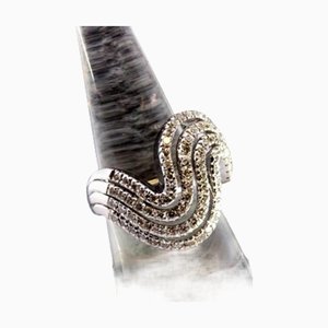Bague en or blanc avec diamants taille brillant et quatre anneaux ondulés