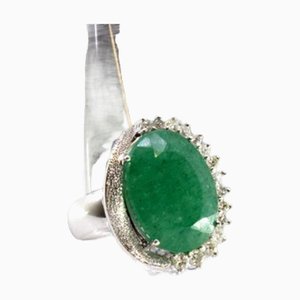 Ring aus Weißgold mit ovalen Diamanten im Brillantschliff und Smaragd