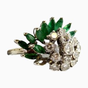 Bague en or blanc avec Diamants Taille Brillant et Émeraudes en Forme de Baguette