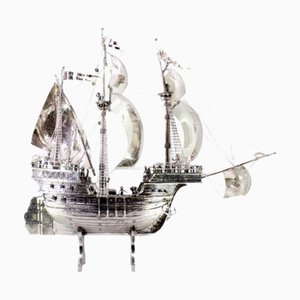 Große silberne Galeone mit Applikationen, Segeln, Masten, Seilen, Kanonen und Ankern