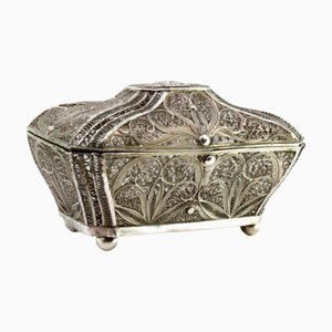 Filigrane Silberdose mit Reliefs und Deckel mit Monogramm-Plakette