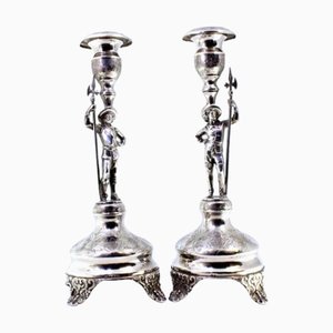 Silberne Kerzenständer mit Hellebardiere auf Sockel, gravierten Pflanzenelementen und geprägten Füßen, 2er Set
