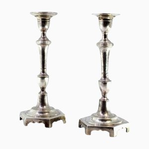 Silberne Kerzenständer mit gedrechseltem Schaft und sechseckigem Sockel mit Friesen, 2er Set