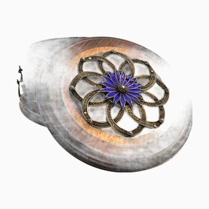 Runde Dose aus Palisander mit Girlande, silbernen Filigran-Applikationen und Deckel mit Blumen-Emaille-Applikation