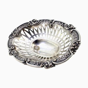 Silberne Schale mit floralen Reliefs und Cut-Out