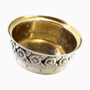 Silbernes Waschbecken mit sichtbaren floralen Gravuren