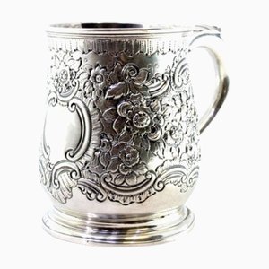 Silberner Becher mit Blumenmotiven enthüllt