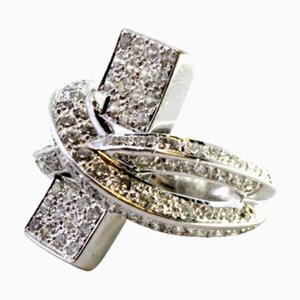 Bague en or avec diamants et taille en brillant en bandes superposées sur une table