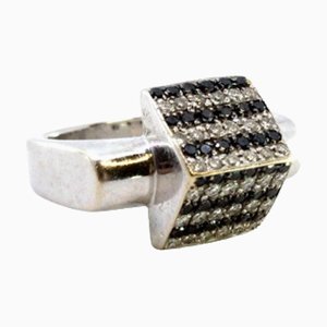 Bague en or blanc avec anneau de diamants blancs et noirs taille brillant en alternance