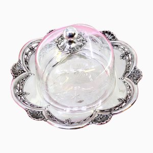 Silberne Käseschale mit Muscheln und Reliefs, ausgeschnittener Glaskuppel und silbernem Knopf