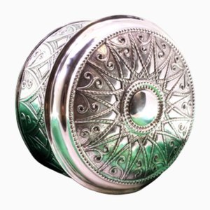 Runde silberne Teedose mit perlmuttfarbenen Reliefs und Monogrammkarte