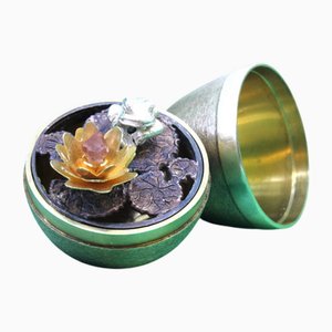 Gebürstetes silbernes Ei mit goldenem Frosch und Blume im Stil von Fabergé