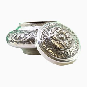 Runde Silberdose mit abnehmbarem Deckel und floralen Motiven