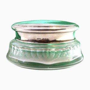 Box aus geschliffenem Glas mit abnehmbarem silbernem Deckel und Monogrammkarte