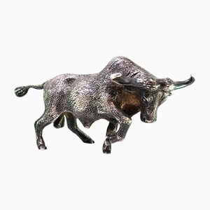 Escultura de búfalo de plata con relieves y aplicaciones perfectos