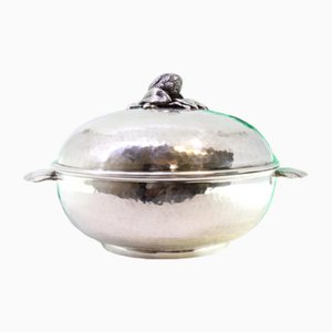 Suppenterrine aus gehämmertem Silber mit blumenförmigem Deckelknopf und gummierten Griffen