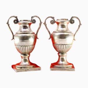 Silberne Altarkrüge mit Reliefs und gummierten Applikationen, 2 . Set