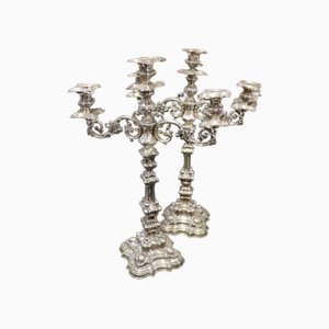 Silberne Kandelaber mit Reliefs und Applikationen auf Gradienten-Perlensockel, 2 . Set