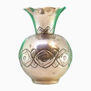 Silbervase mit floralen Reliefs und gewelltem Rand