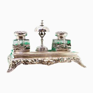 Tintero de plata cortado con tanques de vidrio y campana