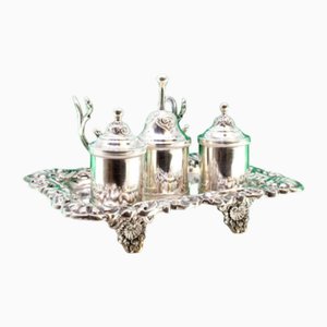 Tintero plateado con motivos florales en relieve y recortes
