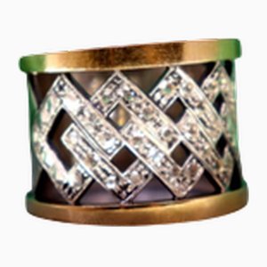 Ring aus Gold und Silber mit eingebetteten farblosen Steinen