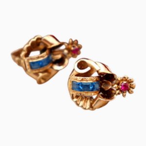 Goldene Ohrringe mit Reliefs und farbigen synthetischen Steinen, 2 . Set