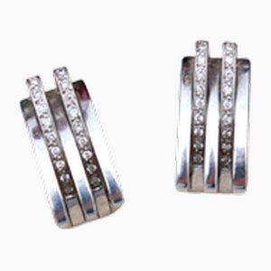 Aretes de oro blanco de 18 kt con bandas alternas y diamantes de talla brillante. Juego de 2