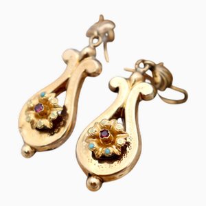 Goldene Ohrringe mit Reliefs und Applikationen, 2 . Set