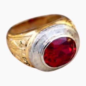 Zweifarbiger Goldring mit Reliefs und rotem Rubin