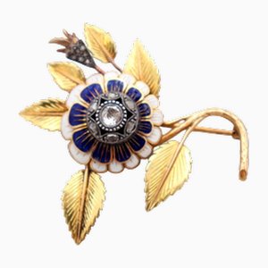 Goldene Brosche in Blumenform