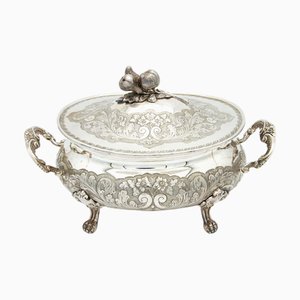 Sopera de Plata con Relieves