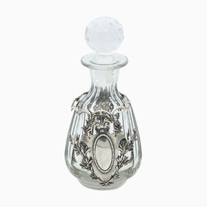 Schnapsflasche aus geschliffenem Glas mit silbernen Säulenapplikationen, Blumen, hängenden Zweigen und Monogrammkarte
