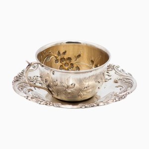 Silberne Tasse und Untertasse mit Blumenmotiven, 2 . Set