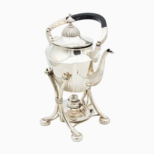 Kannelierter silberner Wasserkocher auf Untersetzer mit erhöhten runden Füßen, Lampe und Griff aus Kastanienholz