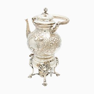 Silberner Wasserkocher mit geprägten Blumenmotiven
