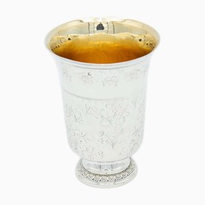 Silberner Becher mit gravierten Blumenmotiven