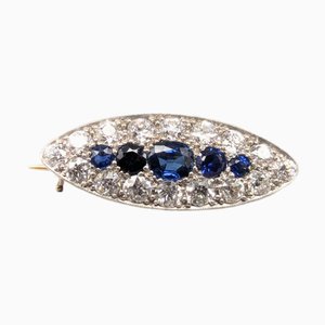Brosche aus 14 Karat Gold mit geschliffenen Diamanten und blauen Saphiren