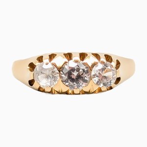 Goldring mit weißen Steinen