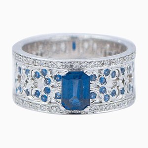 Ring aus Weißgold mit Saphiren und Diamanten