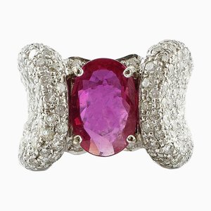 Handgefertigter Ring aus 18 Karat Weißgold mit Rubin und weißen Diamanten