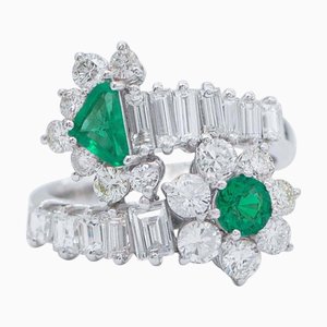 Ring aus 18 Karat Weißgold mit Smaragden und Diamanten