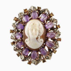 Anillo de cóctel de oro y plata de 18 kt con diamante, topacio, amatista y camafeo